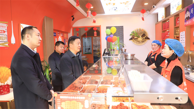 张龙检查食品安全和消费市场安全工作时强调 以更严标准筑牢食品生产防线 以更实举措维护消费者合法权益(图2)