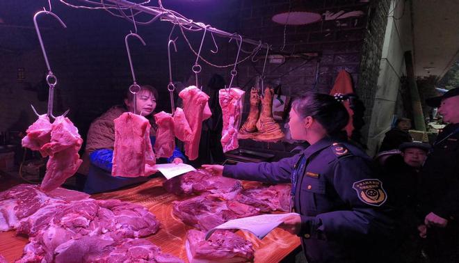 邻水县建新市场监管所开展节前食品安全专项检查(图2)