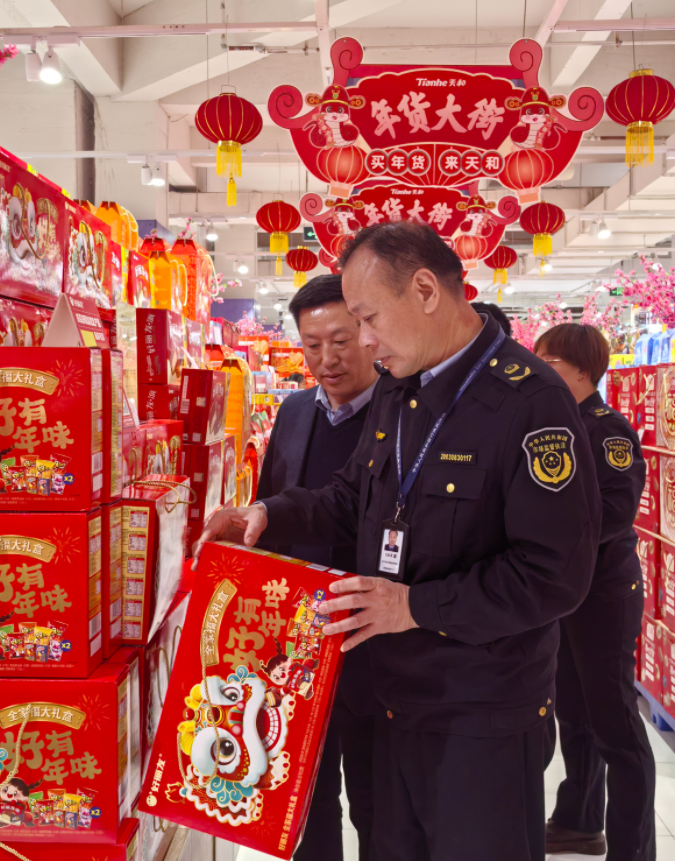 广西灵川县市场监管局开展春节前食品安全专项检查(图1)