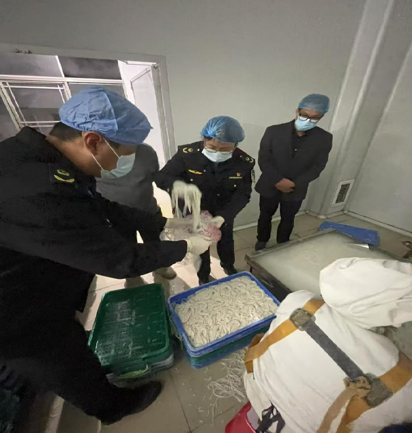 广西全州县市场监管局开展节前食品生产环节专项检查(图2)