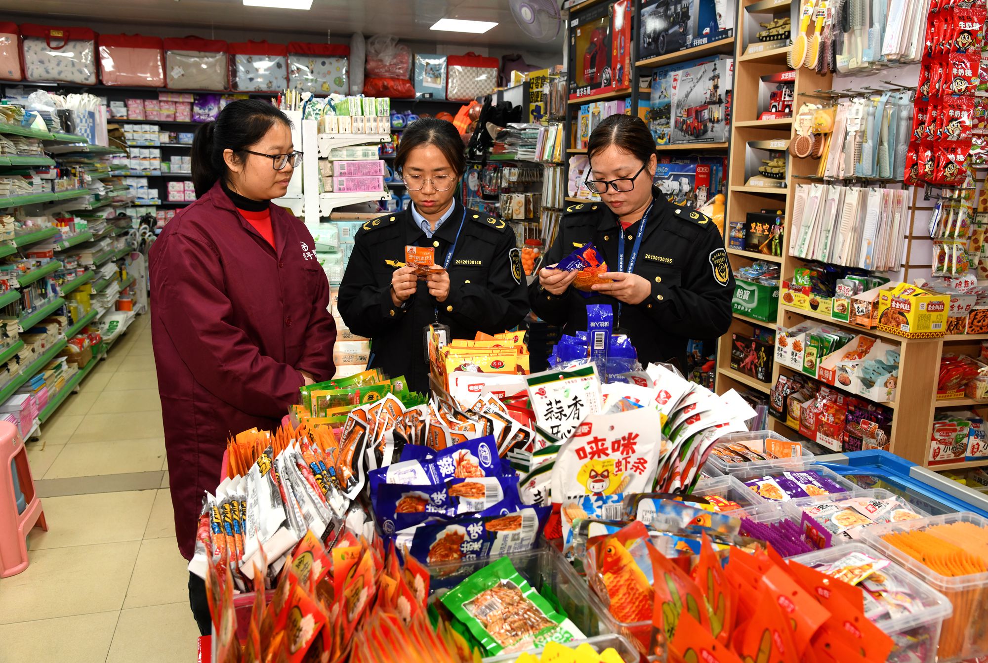 广西来宾市兴宾区市场监管局开展春季学期学生文具、玩具、食品专项检查(图2)