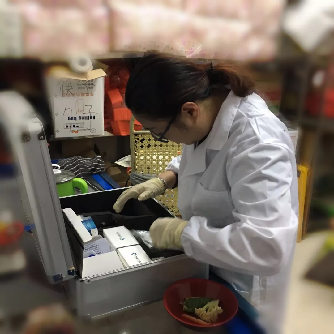 内蒙古鄂伦春自治旗市场监管局联合多部门开展春季开学校园食品安全专项检查(图1)
