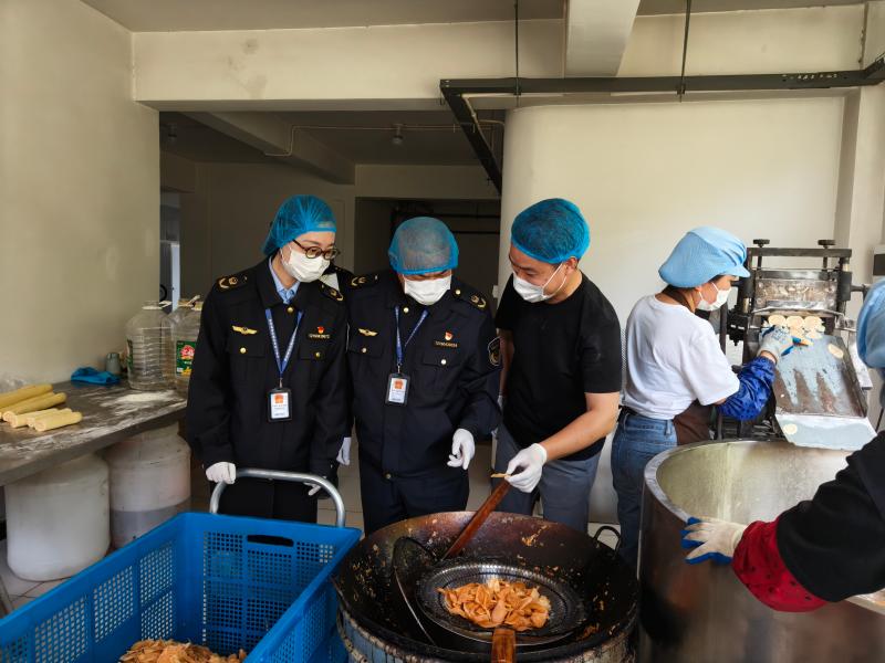 安徽省祁门县城郊市场监管所开展端午重点节令食品生产经营环节专项检查行动(图2)
