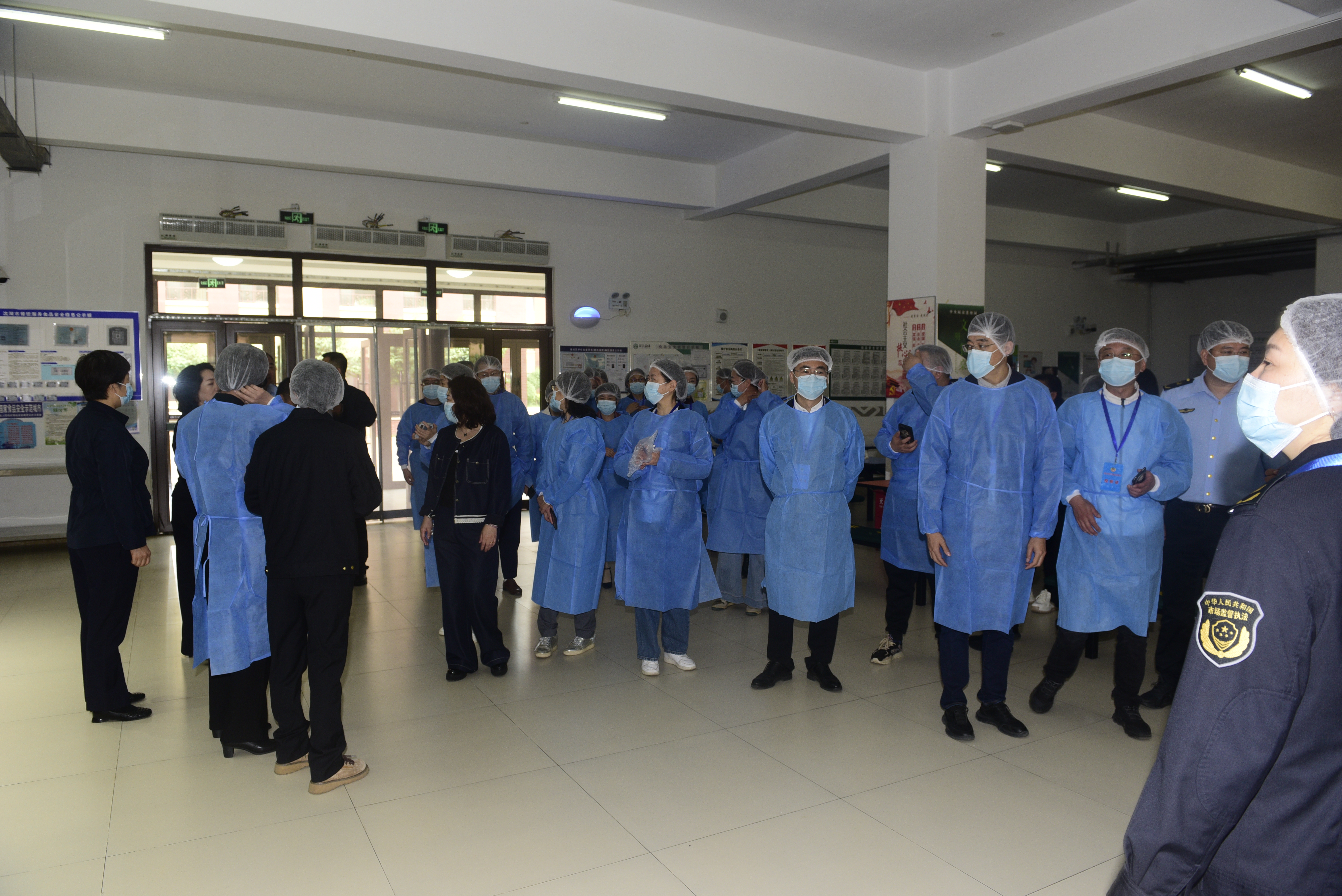多部门协同联动 筑牢校园食品安全防线——沈阳市皇姑区开展童晖东校区食品安全沉浸式全程跟踪检查暨主题升旗(图3)