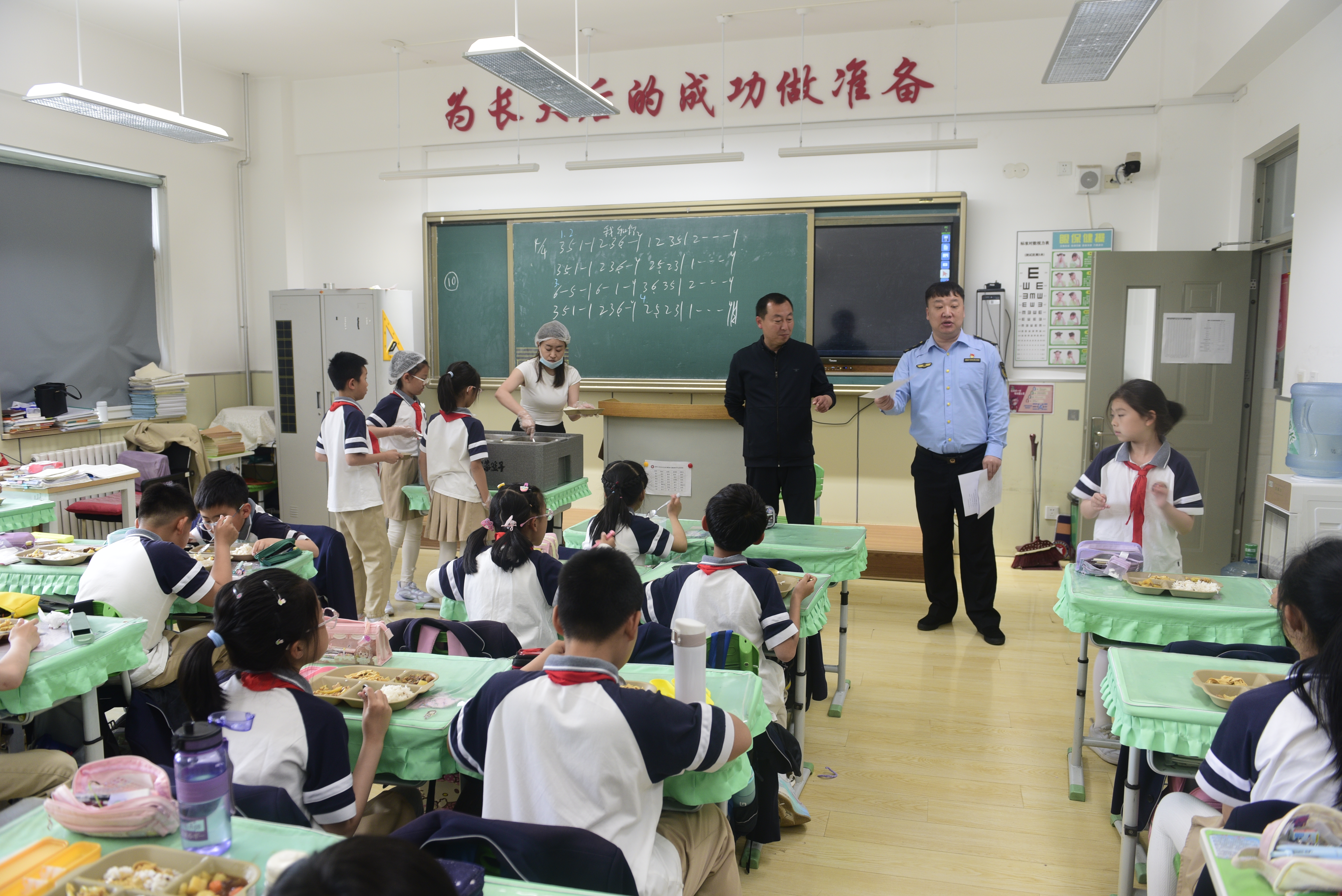 多部门协同联动 筑牢校园食品安全防线——沈阳市皇姑区开展童晖东校区食品安全沉浸式全程跟踪检查暨主题升旗(图4)