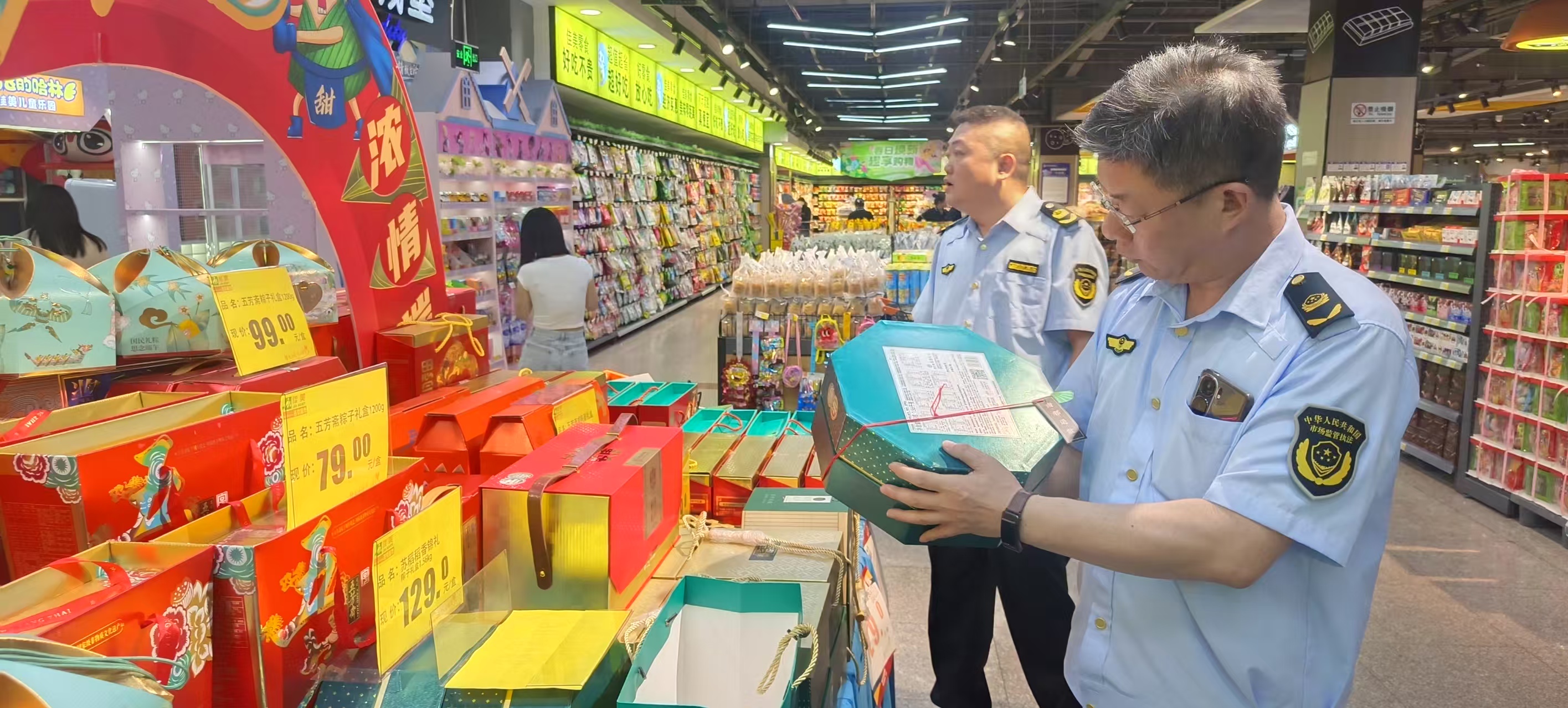 河北蔚县市场监管局开展食品销售安全检查(图1)