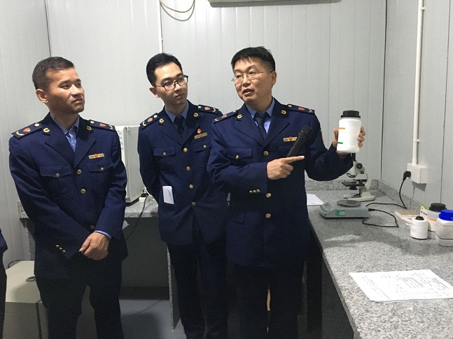 六角亭市场监管所开展食品安全专项检查(图1)