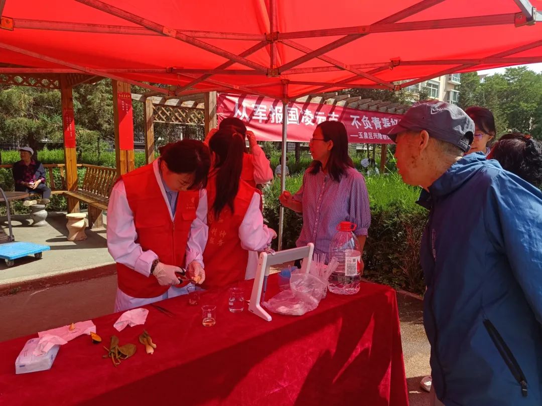 丽景社区携手呼和浩特市食品与医药卫生学校开展食品安全检测活动(图2)